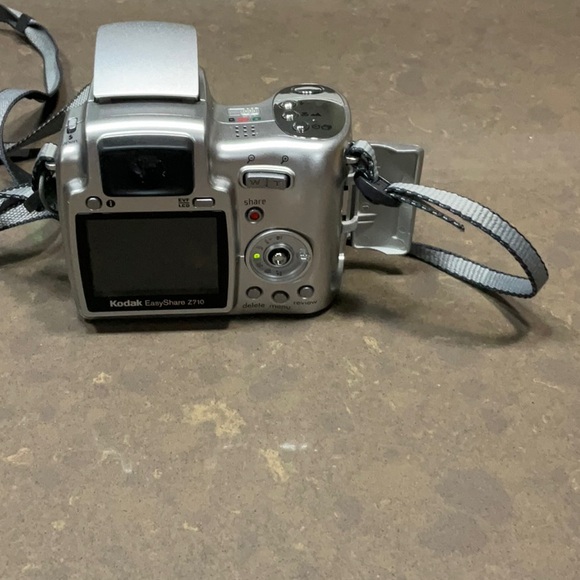 Kodak Easyshare Z710 7.1 MP Digital Camera - Picture 3 of 14